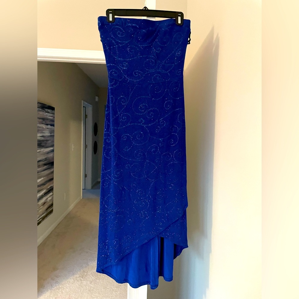 Blue ornate strapless dress 💙